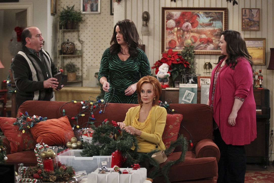 Als Vince (Louis Mustillo, l.) die Weihnachtstraditionen der Familie ändern möchte, sind Molly (Melissa McCarthy, r.), Victoria (Katy Mixon, 2.v.l.)... - Bildquelle: Warner Brothers