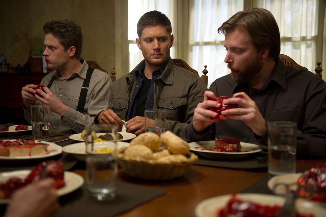 Dean (Jensen Ackles, M.) ist sich nicht sicher, ob er sich zwischen den beiden Werwölfen Russ (Matt Hamilton, l.) und Joba (Adam Lolacher, r.) wirkl... - Bildquelle: 2013 Warner Brothers