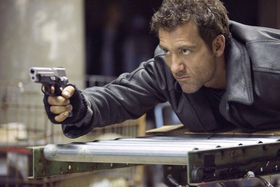 Hilft einer jungen Frau, die von einem Killerkommando gejagt wird, bei der Geburt ihres Kindes: Smith (Clive Owen) ... - Bildquelle: 2007 Warner Brothers International