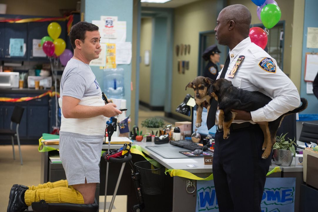 Charles Boyle (Joe Lo Truglio, l.); Captain Ray Holt (Andre Braugher, r.) - Bildquelle: Eddy Chen 2013 NBC Studios LLC. All Rights Reserved. / Eddy Chen