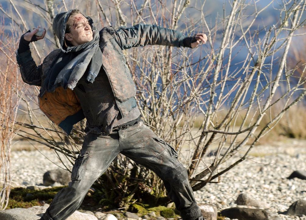 Murphy (Richard Harmon) und seine Truppe sind entsetzt, was sie dort finden, wo sie die Stadt der Lichter erwartet hatten ... - Bildquelle: 2014 Warner Brothers