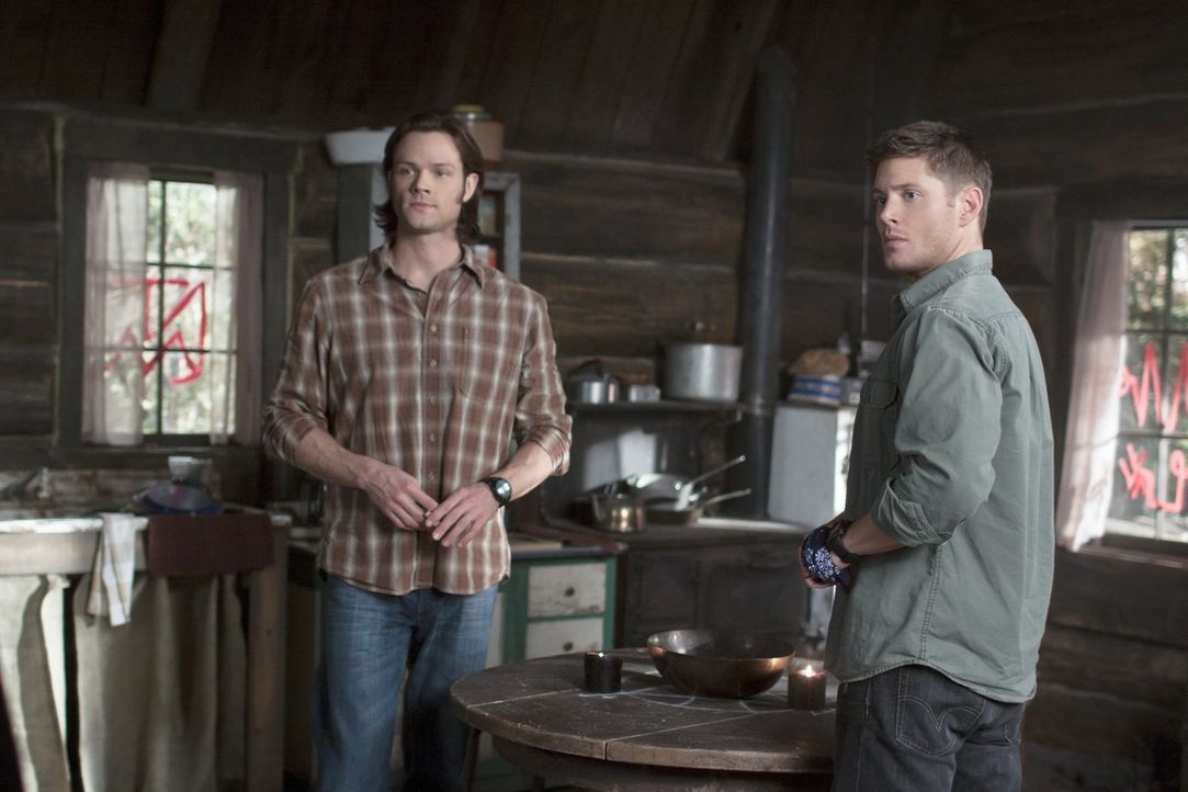 Auf einmal ist Bobby verschwunden, der tote Freund von Sam (Jared Padalecki, l.) und Dean (Jensen Ackles, r.) begleitet die beiden eigentlich immer... - Bildquelle: Warner Bros. Television