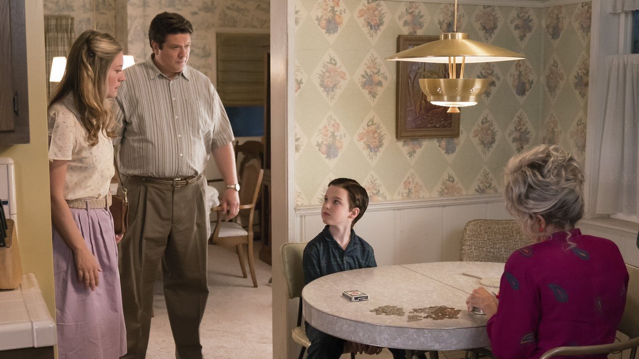 Mary (Zoe Perry, l.) und George (Lance Barber, 2.v.l.) ahnen nicht, wie sehr Sheldon (Iain Armitage, 2.v.r.) von Meemaw (Annie Potts, r.) und deren... - Bildquelle: Warner Bros.