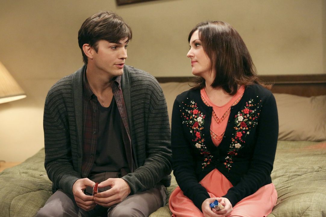 Alan und Lyndseys Affäre bringt Walden (Ashton Kutcher, l.) in so große Gefahr, dass ihm keine andere Wahl bleibt, als Roses (Melanie Lynskey, r.) H... - Bildquelle: Warner Bros. Television