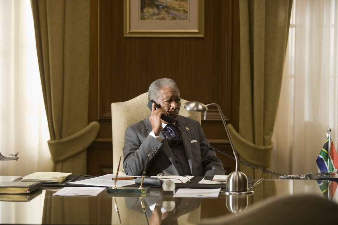 Präsident Nelson Mandela (Morgan Freeman, l.) weiß, dass es großer Anstrengungen bedarf, um das Land nach den tiefgreifenden Spaltungen der Aparthei... - Bildquelle: Warner Bros.