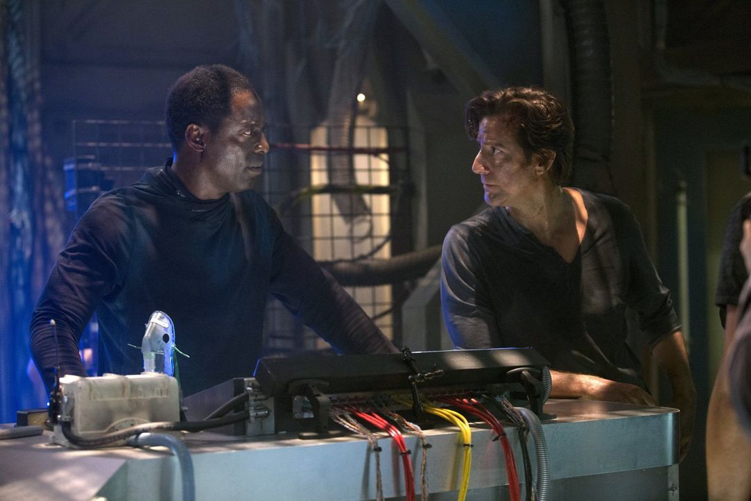 Können Kanzler Jaha (Isaiah Washington, l.) und Kane (Henry Ian Cusick, r.) noch Überlebende auf dem Raumschiff finden? - Bildquelle: Warner Brothers