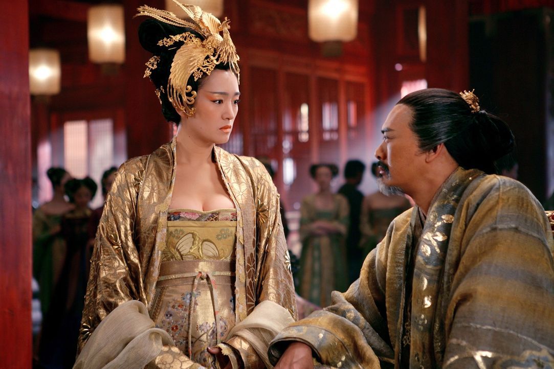 Kaiserin Phoenix (Gong Li, l.) ist nicht sehr begeistert von der plötzlichen Rückkehr ihres Mannes (Chow Yun Fat, r.) ... - Bildquelle: TOBIS Film