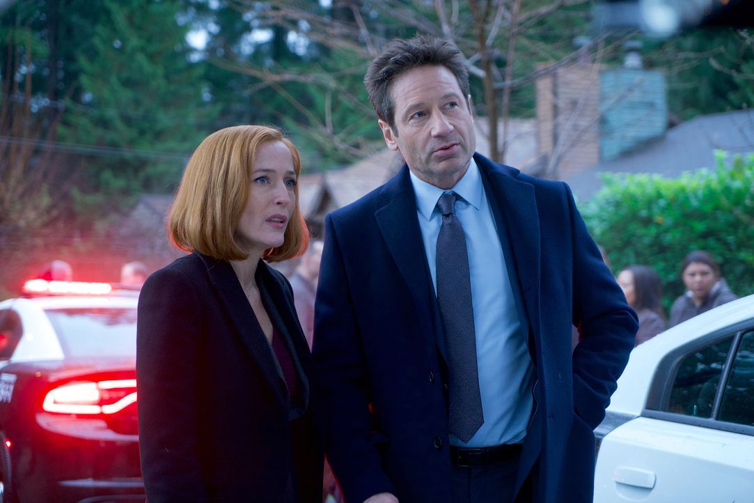 Während Scully (Gillian Anderson, l.) zunächst an einen Mord glaubt, entdeckt Mulder (David Duchovny, r.) in den Überlieferungen über den kleinen Or... - Bildquelle: Shane Harvey 2018 Fox and its related entities.  All rights reserved.