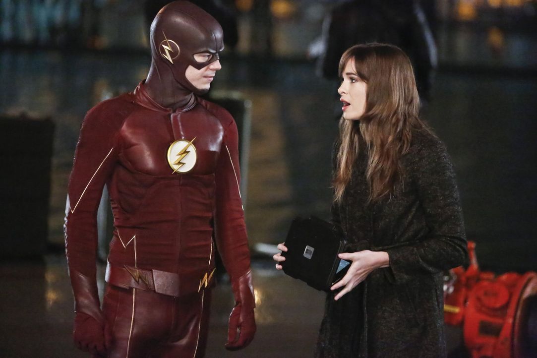Während Caitlin (Danielle Panabaker, r.) mit dem Verlust von Jay zu kämpfen hat, muss sich Barry alias The Flash (Grant Gustin, l.) erneut dem riesi... - Bildquelle: Warner Bros. Entertainment, Inc.