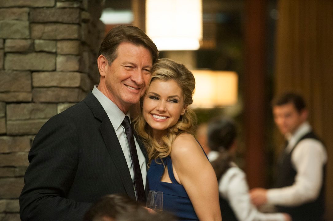 Ahnen noch nicht, dass ihre Party mit dem Auftauchen von Olivia unterbrochen wird: Taylor (Brianna Brown, r.) und Michael (Brett Cullen, l.) ... - Bildquelle: ABC Studios