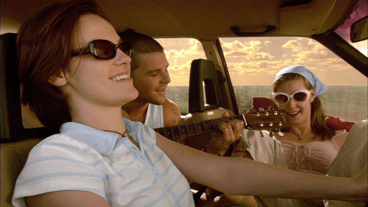 (v.l.n.r.) Liz Hunter (Cassandra Magrath), Ben Mitchell (Nathan Phillips) und Kristy Earl (Kestie Morassi) freuen sich auf ihren Road Trip in den Wo... - Bildquelle: Kinowelt
