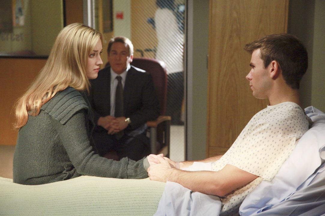 Sheldon (Brian Benben, M.) kümmert sich um das Ehepaar Kelly (Ashley Johnson, l.) und Rick (David Loren, r.), die Probleme miteinander haben, seit... - Bildquelle: ABC Studios