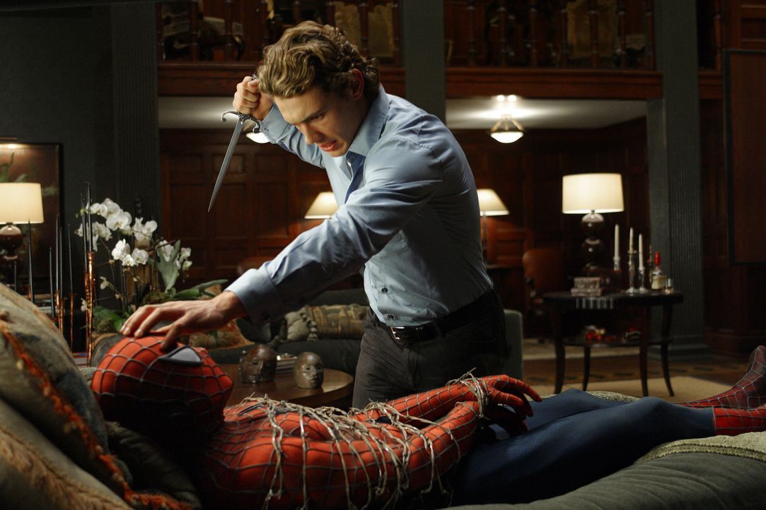 Harry Osborn (James Franco, r.) will Spider-Man (Tobey Maguire, l.) als Rache für den Tod seines Vaters umbringen, ihm aber vorher die Maske abnehm... - Bildquelle: Sony Pictures Television International. All Rights Reserved.