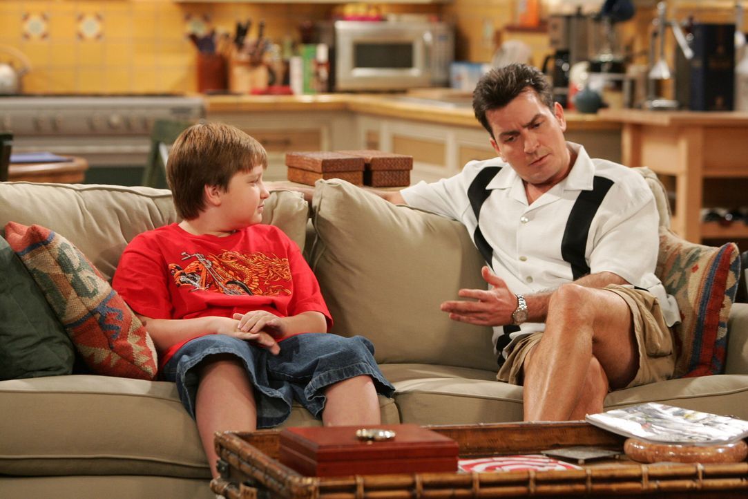 Männergespräche: Jake (Angus T. Jones, l.) und sein Onkel Charlie (Charlie Sheen, r.) ... - Bildquelle: Warner Brothers Entertainment Inc.