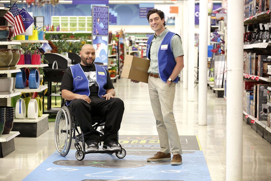Ein guter Ratschlag von Garrett (Colton Dunn, l.) an Jonah (Ben Feldman, r.): Wer eine Schachtel trägt, sieht beschäftigt aus ... - Bildquelle: 2015 Universal Television LLC. ALL RIGHTS RESERVED. / Trae Patton	