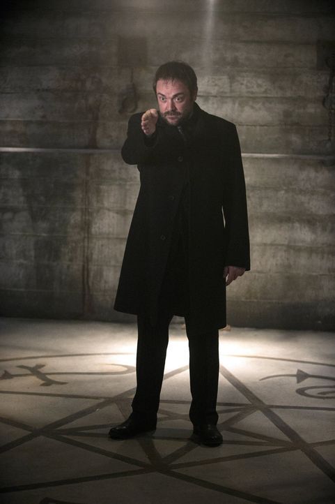 Wird Crowley (Mark Sheppard) seinem guten Freund Dean dieses Mal wirklich helfen können? - Bildquelle: 2013 Warner Brothers