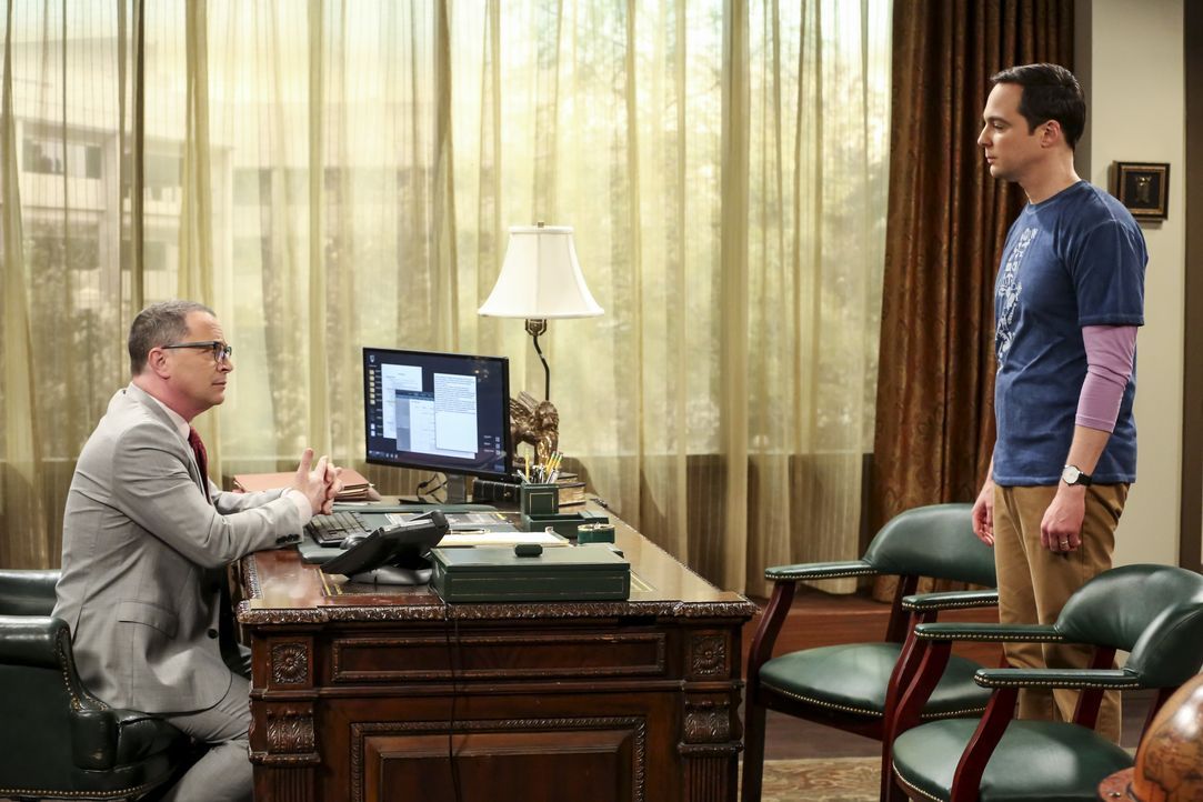 Präsident Siebert (Joshua Malina, l.); Sheldon Cooper (Jim Parsons, r.) - Bildquelle: Michael Yarish 2018 WBEI. All rights reserved. / Michael Yarish