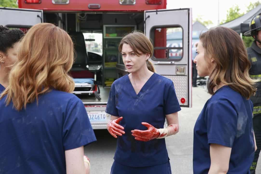 Im Kampf um Leben und Tod: Meredith (Ellen Pompeo, 2.v.r.), Maggie (Kelly McCreary, l.), April (Sarah Drew, 2.v.l.) und Amelia (Caterina Scorsone, r... - Bildquelle: ABC Studios