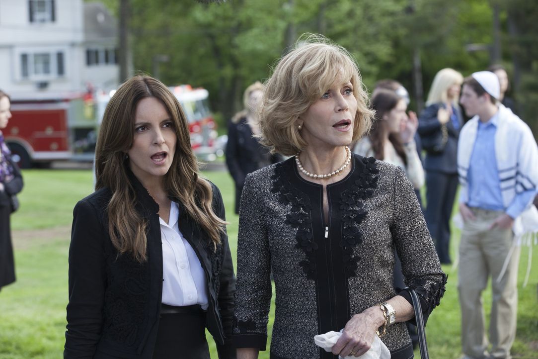 Das Chaos, dass die Männer der Altmann Familie immer wieder anrichten, können Wendy (Tina Fey, l.) und ihre Mutter (Jane Fonda, r.) überhaupt nicht... - Bildquelle: 2014 Warner Brothers