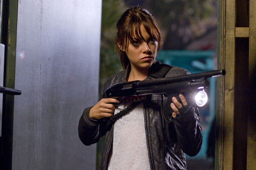 Glauben, in Kalifornien vor den Zombies sicher zu sein: Wichita (Emma Stone) und ihre Schwester Little Rock begehen einen fatalen Fehler ... - Bildquelle: 2009 Columbia Pictures Industries, Inc. and Beverly Blvd LLC. All Rights Reserved.