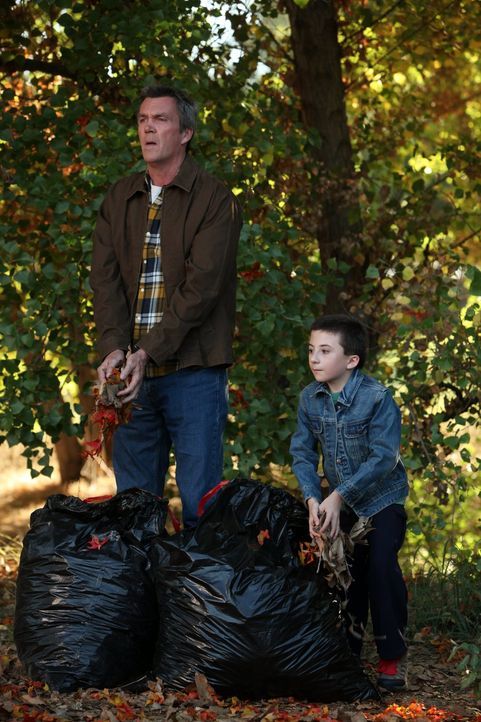 Anstatt das eingesammelte Laub zu entsorgen, will Brick (Atticus Shaffer, r.) die Blätter zurück in den Wald bringen und Mike (Neil Flynn, l.) soll... - Bildquelle: Warner Brothers