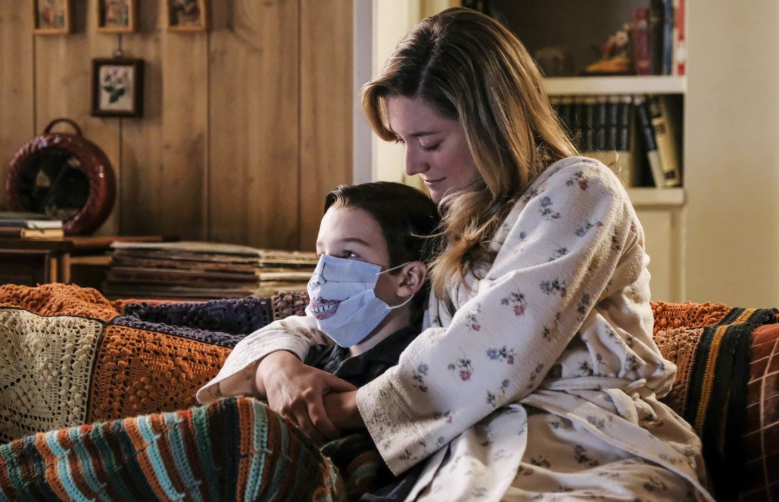 Noch zeigt Mary (Zoe Perry, r.) Verständnis für Sheldons (Iain Armitage, l.) Angst vor einer Erkältung ... - Bildquelle: Warner Bros. Television