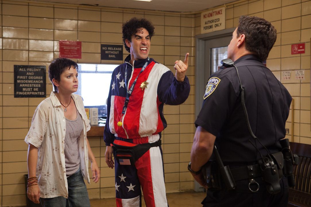 Der Diktator Admiral General Shabazz Aladeen (Sacha Baron Cohen, M.) will die Einführung der Demokratie in seinem Land verhindern. Dafür reist er na... - Bildquelle: Melinda Sue Gordon 2012 Paramount Pictures.  All Rights Reserved.