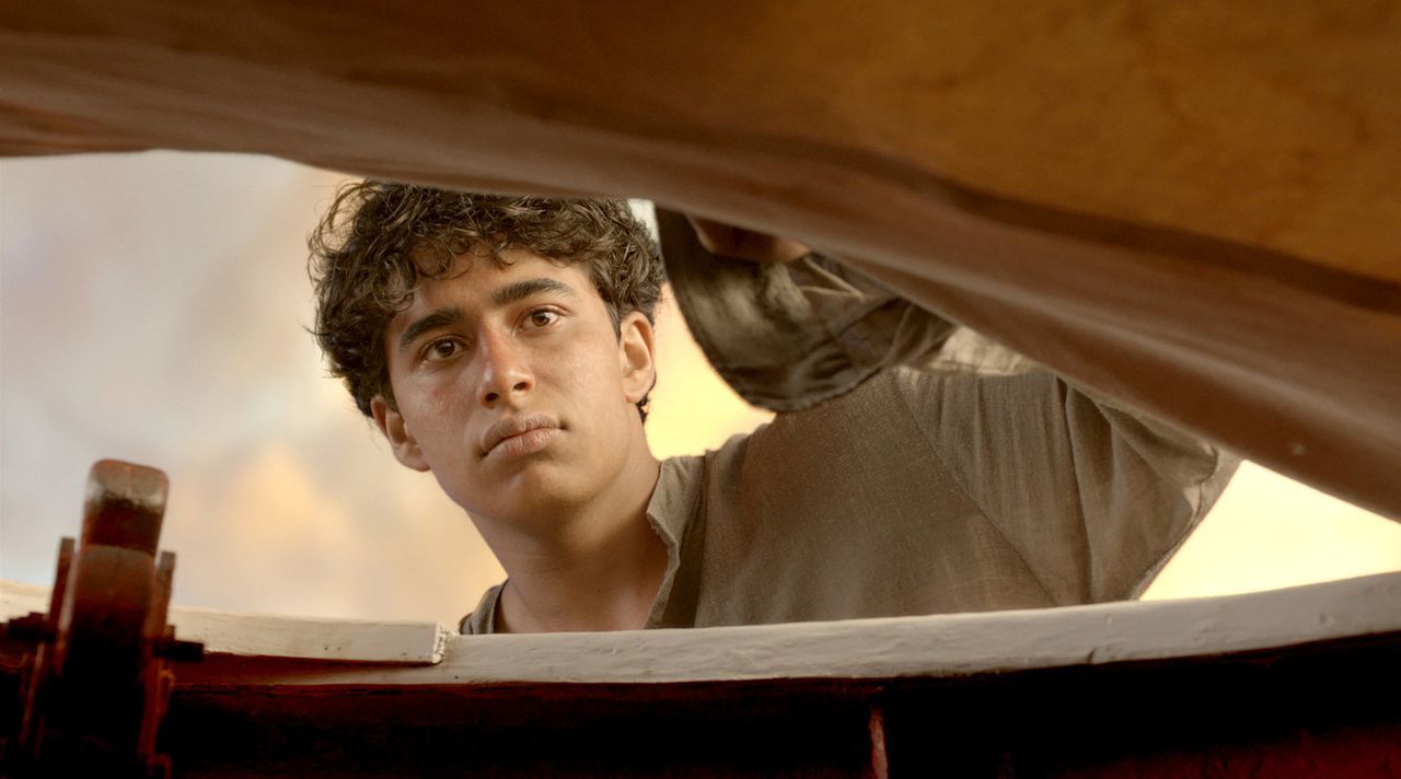 Mit letzter Kraft kann sich Pi (Suraj Sharma) in ein kleines Rettungsboot hieven. Umso überraschter ist er, dass das Boot nicht unbesetzt ist. Auf i... - Bildquelle: 2012 Twentieth Century Fox Film Corporation. All rights reserved.