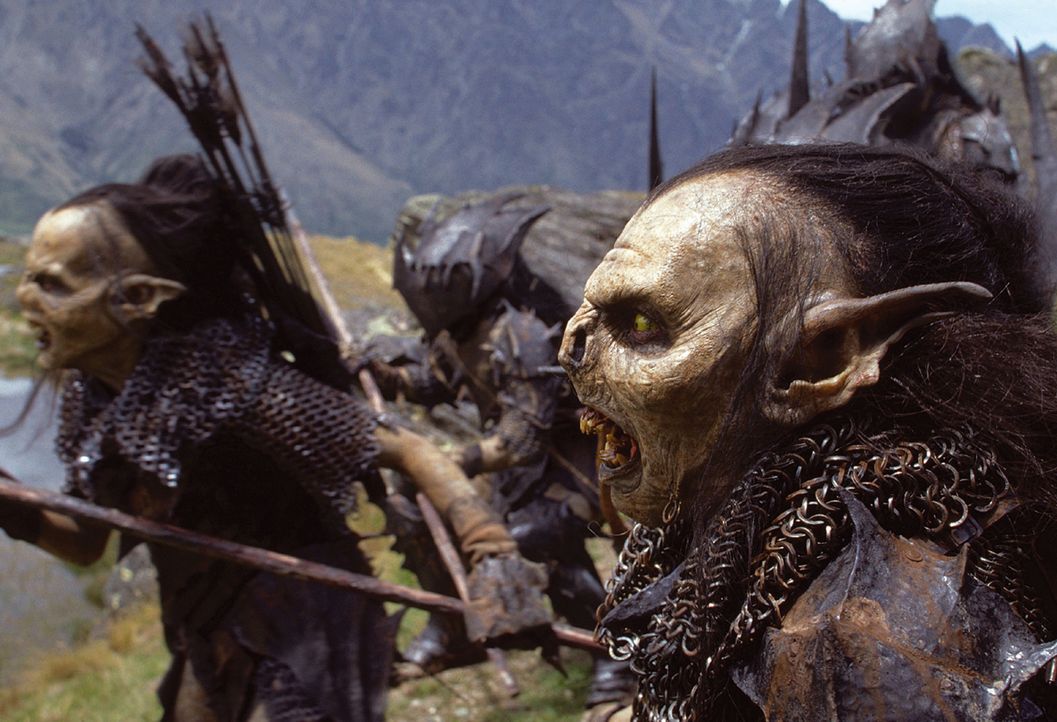 Gefährliche Gegner: Die Gemeinschaft wird von schrecklichen Orks verfolgt, die der böse Zauberer Saruman züchtet ... - Bildquelle: Warner Brothers