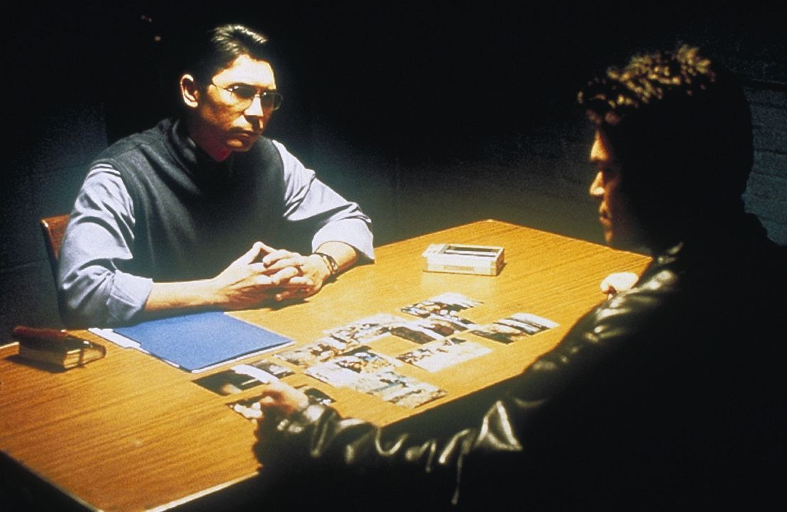Lieutenant Nick Roos (Lou Diamond Phillips, l.) hat kein Glück, denn es gelingt ihm nicht, Paul Jarvis (Grant Nickalls) irgendeine Verbindung zu de... - Bildquelle: COLUMBIA TRISTAR INTERNATIONAL TELEVISION