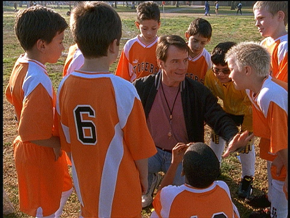 Hal (Bryan Cranston, M.) beschließt, Trainer von Deweys Fußballmannschaft zu werden. Als er ihnen von den Mächten des Bösen erzählt, scheint di... - Bildquelle: TM +   Twentieth Century Fox Film Corporation. All Rights Reserved.