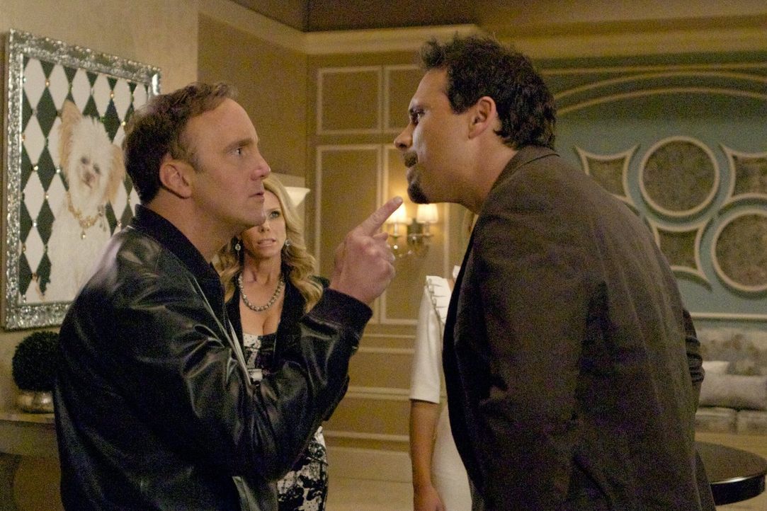 Der Plan von Kaitlin ist aufgegangen. Endlich kreuzt ihr Vater Steven (Jay Mohr, l.) wieder zu Hause auf. George (Jeremy Sisto, r.), mit dem sie eig... - Bildquelle: Warner Brothers