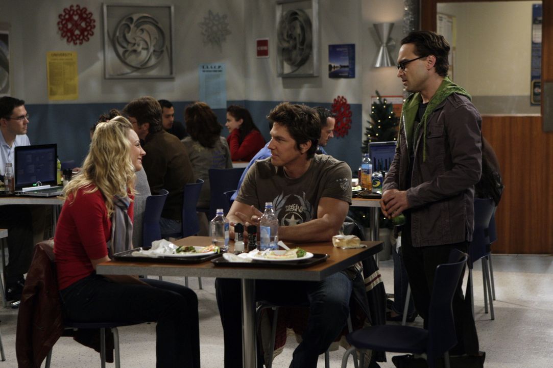 Während sich Sheldon Gedanken macht, was er Penny (Kaley Cuoco, l.) zu Weihnachten schenken kann, ist Leonard (Johnny Galecki, r.) überhaupt nicht... - Bildquelle: Warner Bros. Television