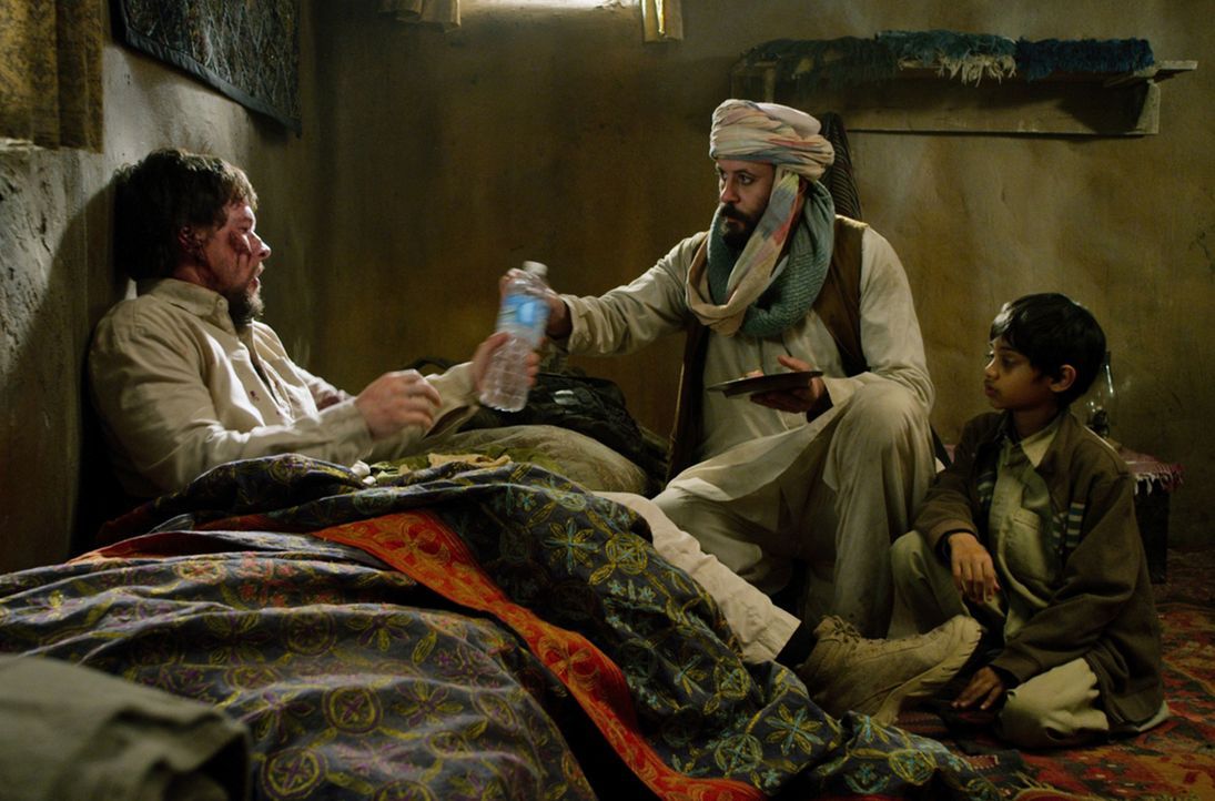 Findet Unterschlupf in einem Taliban feindlichen Dorf: Luttrell (Mark Wahlberg, l.) ... - Bildquelle: Universal Pictures