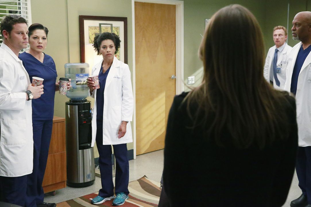 Ein schwerer Schritt: Meredith (Ellen Pompeo, 3.v.r.), die noch immer unter Schock steht, kehrt ins Grey Sloan Memorial zurück, um Alex (Justin Cham... - Bildquelle: ABC Studios