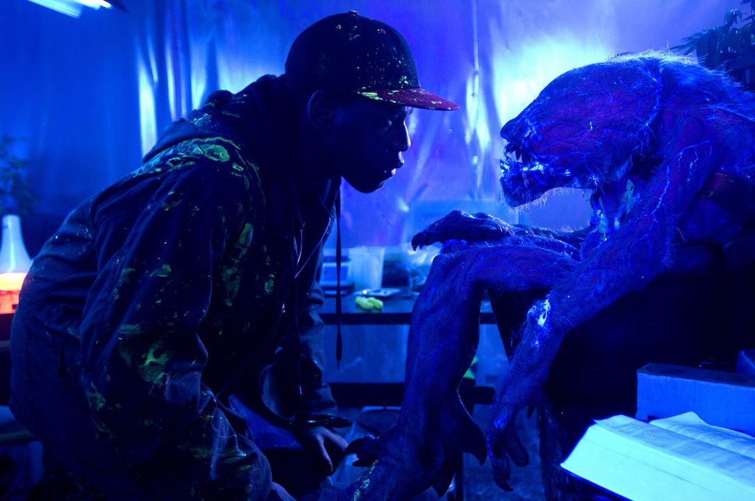 Eines Abends wird das Ghettokind Moses (John Boyega) von einem Alien angegriffen, welches mit einem Meteoriten in einem miesen Stadtteil Londons auf... - Bildquelle: Wild Bunch Germany 2013