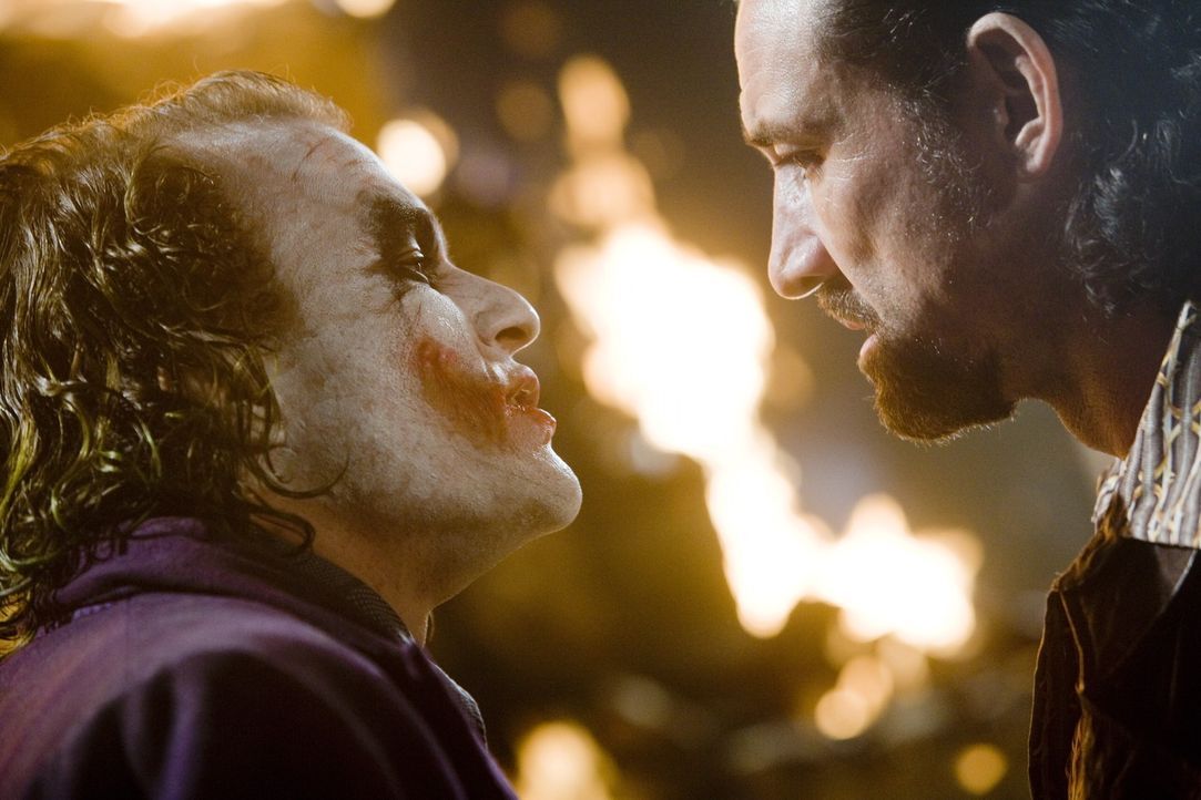 Als der Joker (Heath Ledger, l.) den Mafiabossen (Ritchie Coster, r.) anbietet, Batman gegen 50% ihres gesamten Vermögens zu töten, nehmen diese n... - Bildquelle: Warner Bros.
