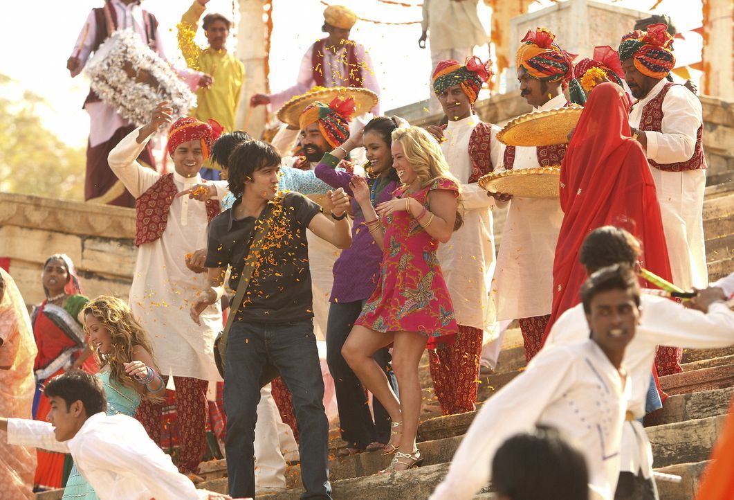 Vik (Michael Steger, l.) führt Dorinda (Sabrina Bryan, r.) und Gita (Deepti Daryanani, M.) durch die indische Hafenstadt. - Bildquelle: Disney - ABC - ESPN Television