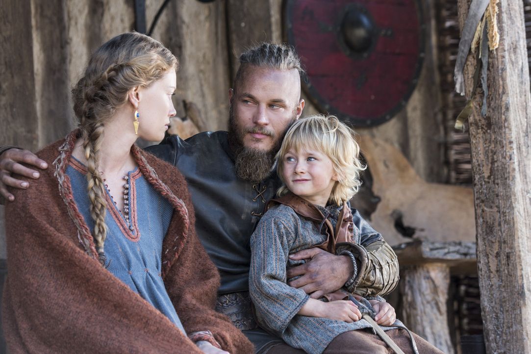 Ragnar (Travis Fimmel, M.) ist glücklich mit Aslaug (Alyssa Sutherland, l.) und Ubbe (Cormac Melia, r.) ... - Bildquelle: 2014 TM TELEVISION PRODUCTIONS LIMITED/T5 VIKINGS PRODUCTIONS INC. ALL RIGHTS RESERVED.