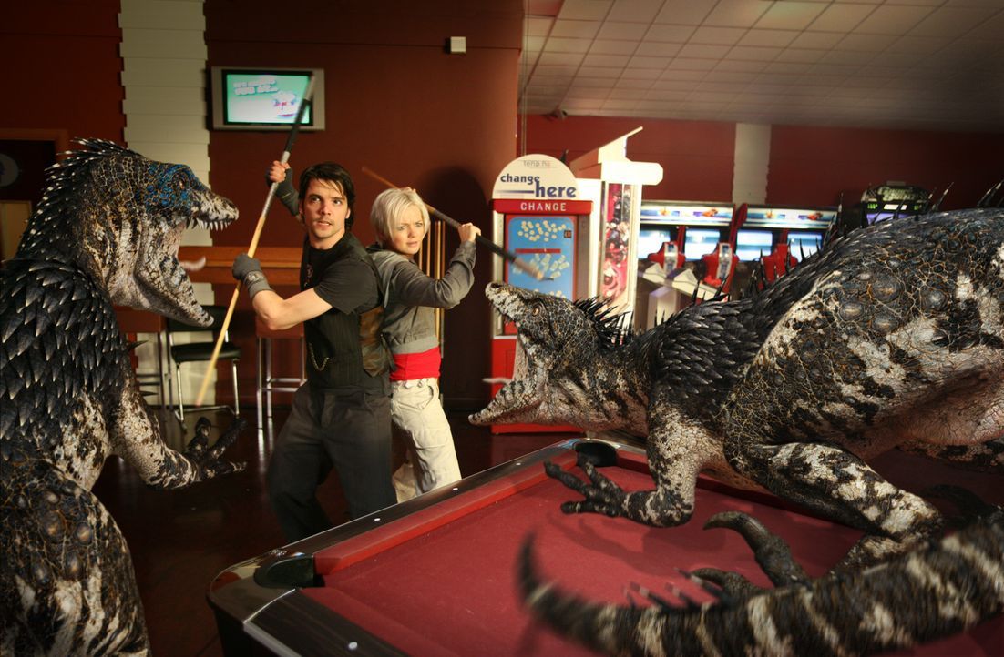 Todesmutig stellen sich Abby (Hannah Spearritt, r.) und Connor (Andrew Lee Potts, l.) den Raptors in den Weg ... - Bildquelle: ITV Plc
