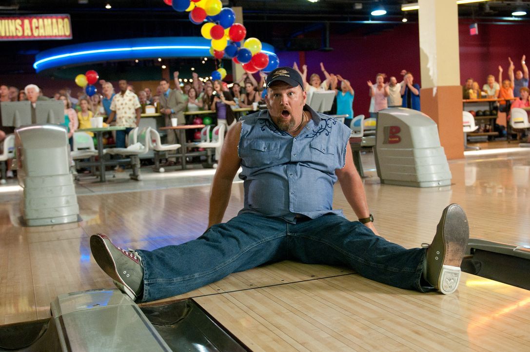 "Das Wunder von Metro County": Weil Larry (Larry the Cable Guy) auf der Käsesoße seiner Nachos ausrutscht, räumt beim Bowling den Hauptgewinn ab - u... - Bildquelle: Jon Farmer 2011 Twentieth Century Fox Film Corporation and Walden Media, LLC. All rights reserved.