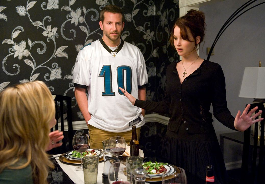 Für Pat (Bradley Cooper, l.) steht schon nach kurzer Zeit der Bekanntschaft fest: Tiffany (Jennifer Lawrence, r.) ist noch eine ganze Ecke verrückte... - Bildquelle: 2012 The Weinstein Company.