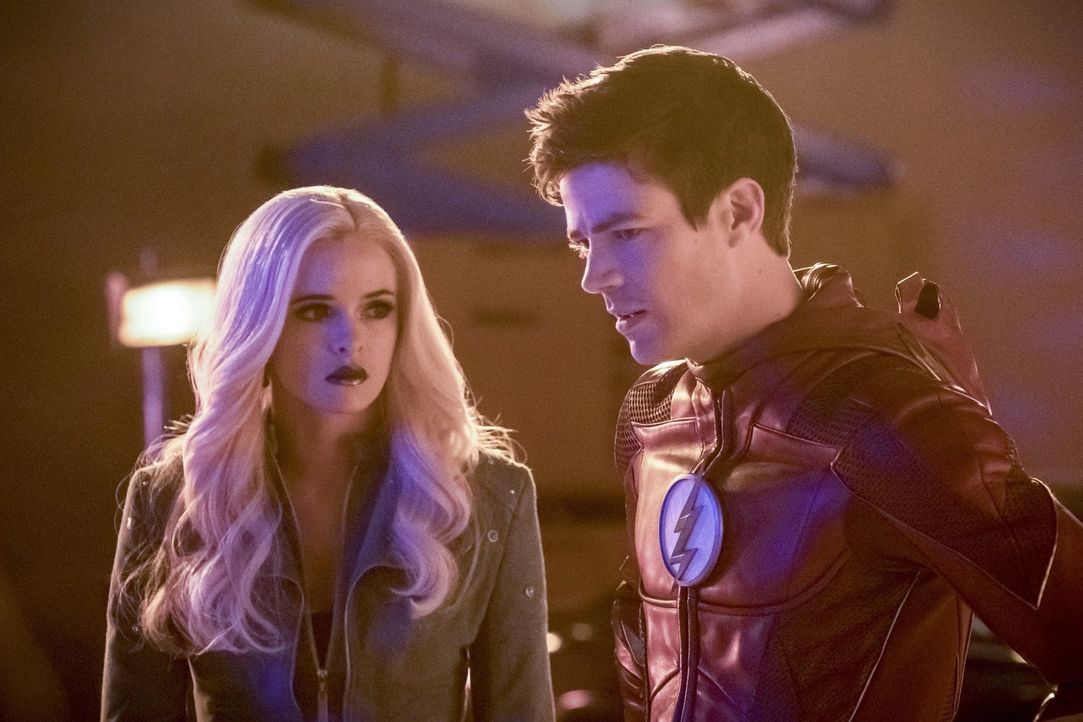 Kann Caitlin alias Killer Frost (Danielle Panabaker, l.), Barry alias The Flash (Grant Gustin, r.) helfen, als dieser verzweifelt versucht, ganz Cen... - Bildquelle: 2017 Warner Bros.