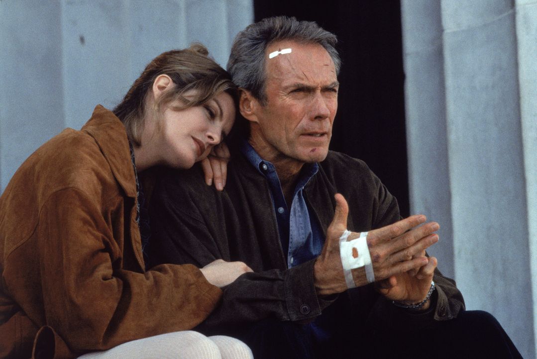 Die finsteren Schatten der Vergangenheit sind verweht: Frank (Clint Eastwood, r.) und seine geliebte Lilly (Rene Russo, l.) schauen in eine gemeinsa... - Bildquelle: © 1993 Columbia Pictures Industries, Inc. All Rights Reserved.