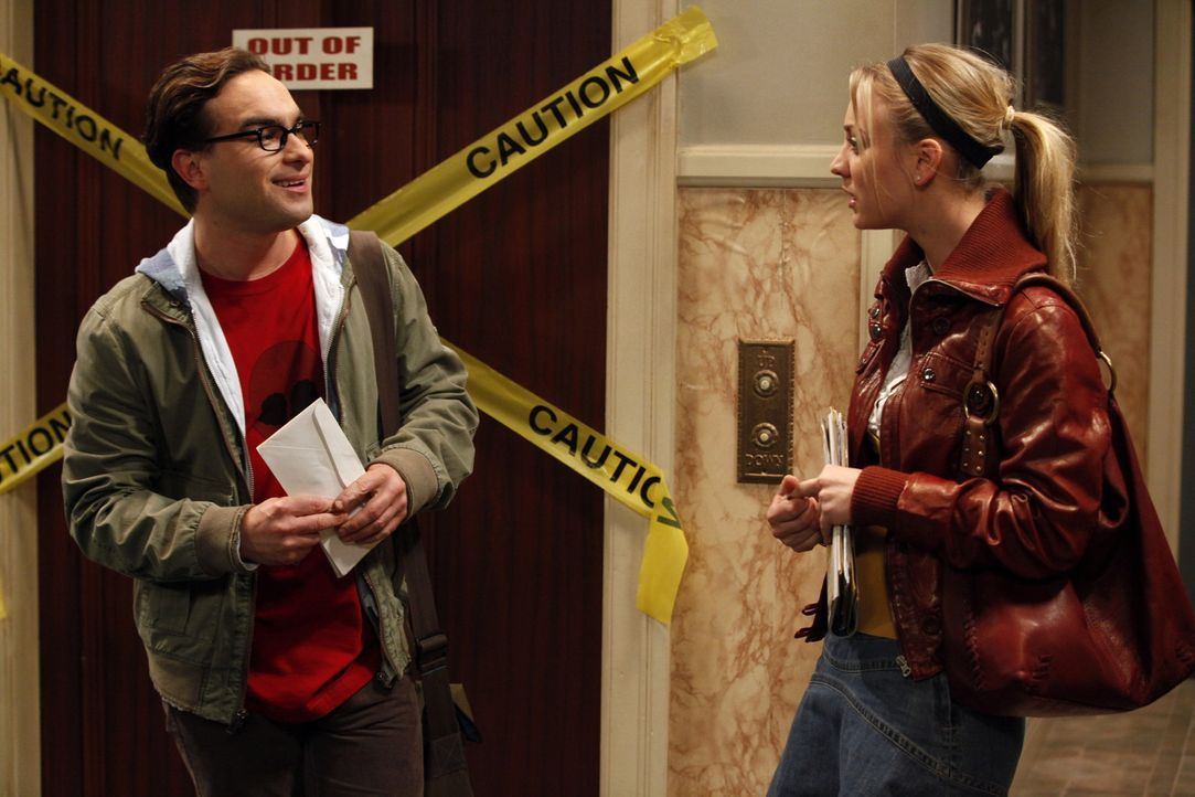 Als Leonard (Johnny Galecki, l.) erfährt, wie das Date zwischen Penny (Kaley Cuoco, r.) und Stuart verlaufen ist, ist er erleichtert ... - Bildquelle: Warner Bros. Television