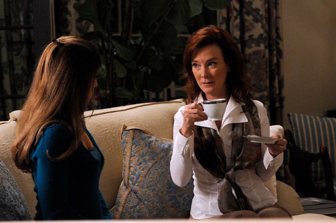 Als Olivia (Valerie Mahaffey, l.) Taylors schockierende Vergangenheit enthüllt, hilft ihr Marisol (Ana Ortiz, r.), nicht komplett die Fassung zu ver... - Bildquelle: ABC Studios