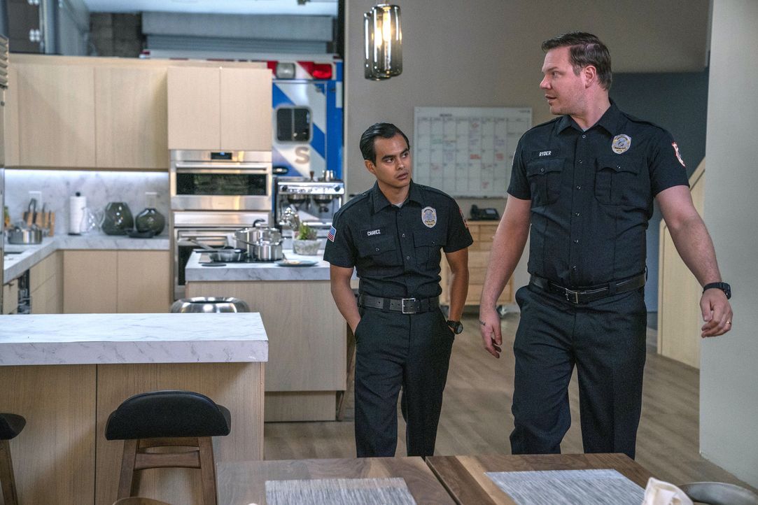Mateo Chavez (Julian Works, l.); Judd Ryder (Jim Parrack, r.) - Bildquelle: Jack Zeman 2020 Twentieth Century Fox Film Corporation.  All rights reserved. / Jack Zeman