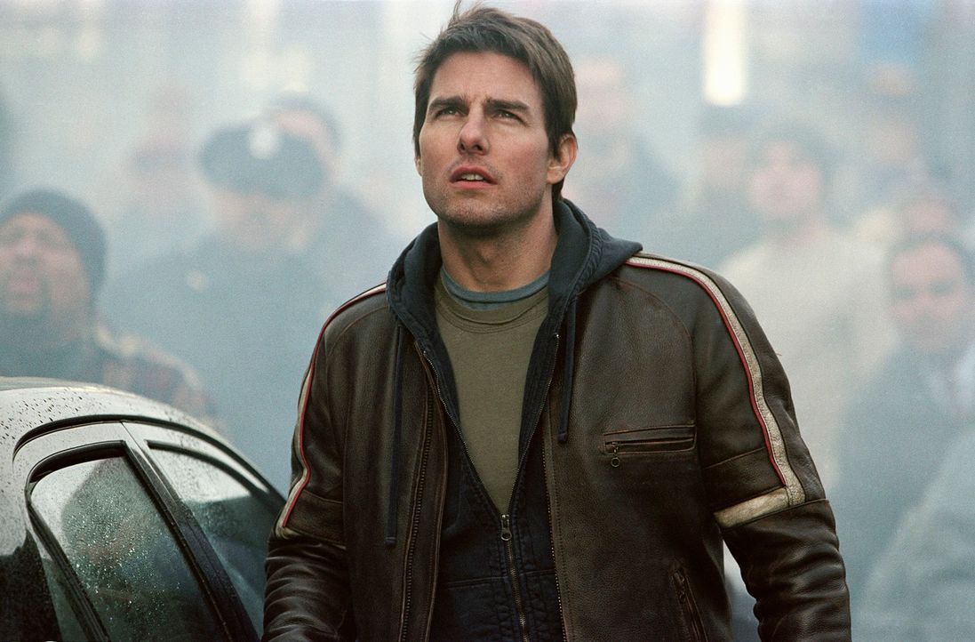 Während seine Kinder alleine zu Hause sind, muss Ray Ferrier (Tom Cruise) erleben, dass der Erde der Krieg erklärt wurde ... - Bildquelle: 2004 Paramount Pictures All Rights Reserved.