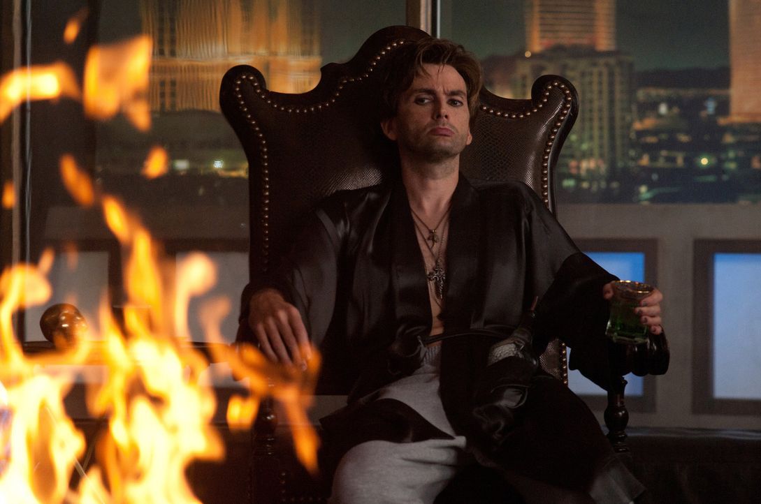 Nur Peter Vincent (David Tennant), ein Zauberer und angeblicher Vampir-Experte aus Las Vegas, glaubt Charleys Behauptungen. Doch helfen bei der Jagd... - Bildquelle: Lorey Sebastian, John Bramley Dreamworks Studios.  All rights reserved