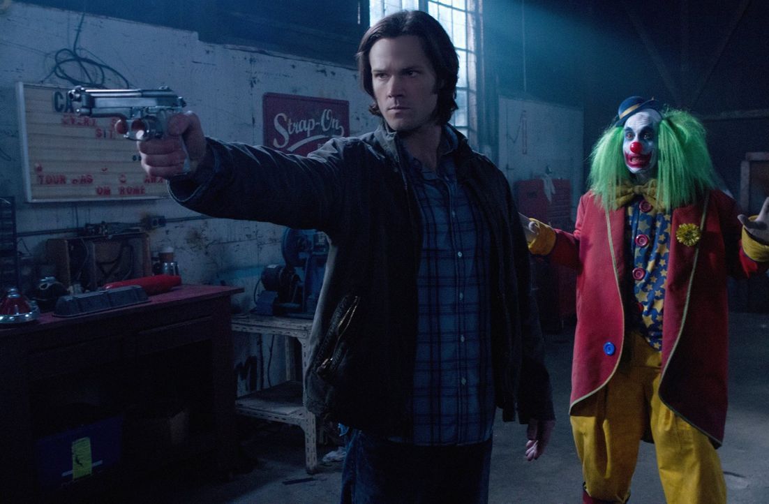 Bei ihrem neuen Fall bekommen es Dean und Sam (Jared Padalecki, l.) mit Clowns (Elias Arjan, r.) zu tun ... - Bildquelle: Warner Bros. Television